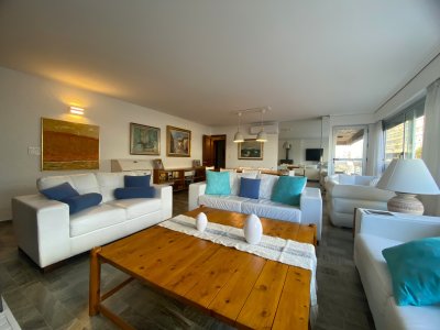 Apartamento esquinero de 3 dormitorios y dependencia, Punta del Este  - Ref : EQP7836