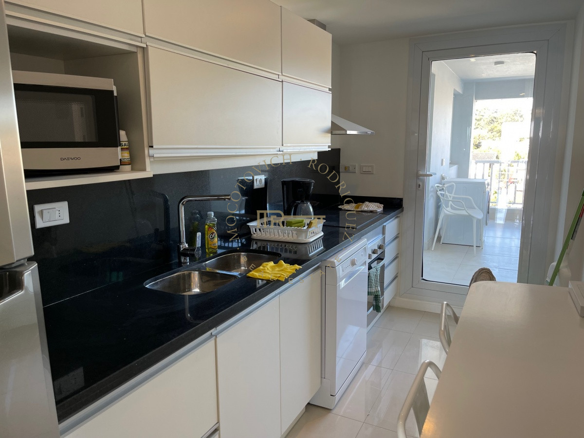 Apartamento ID.1611 - Apartamento, 2 dorm y dep, Penthouse, Playa Mansa, Alquiler Y venta