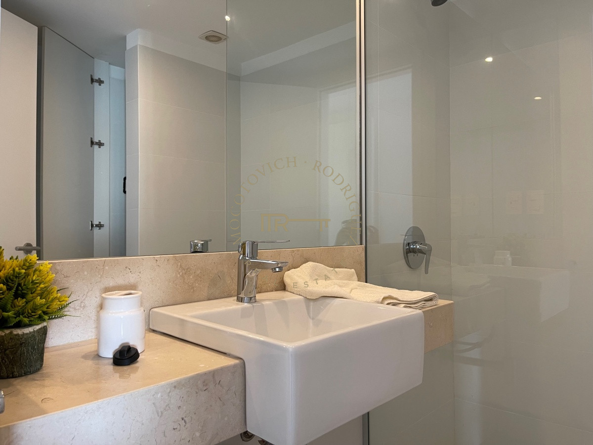 Apartamento ID.1611 - Apartamento, 2 dorm y dep, Penthouse, Playa Mansa, Alquiler Y venta