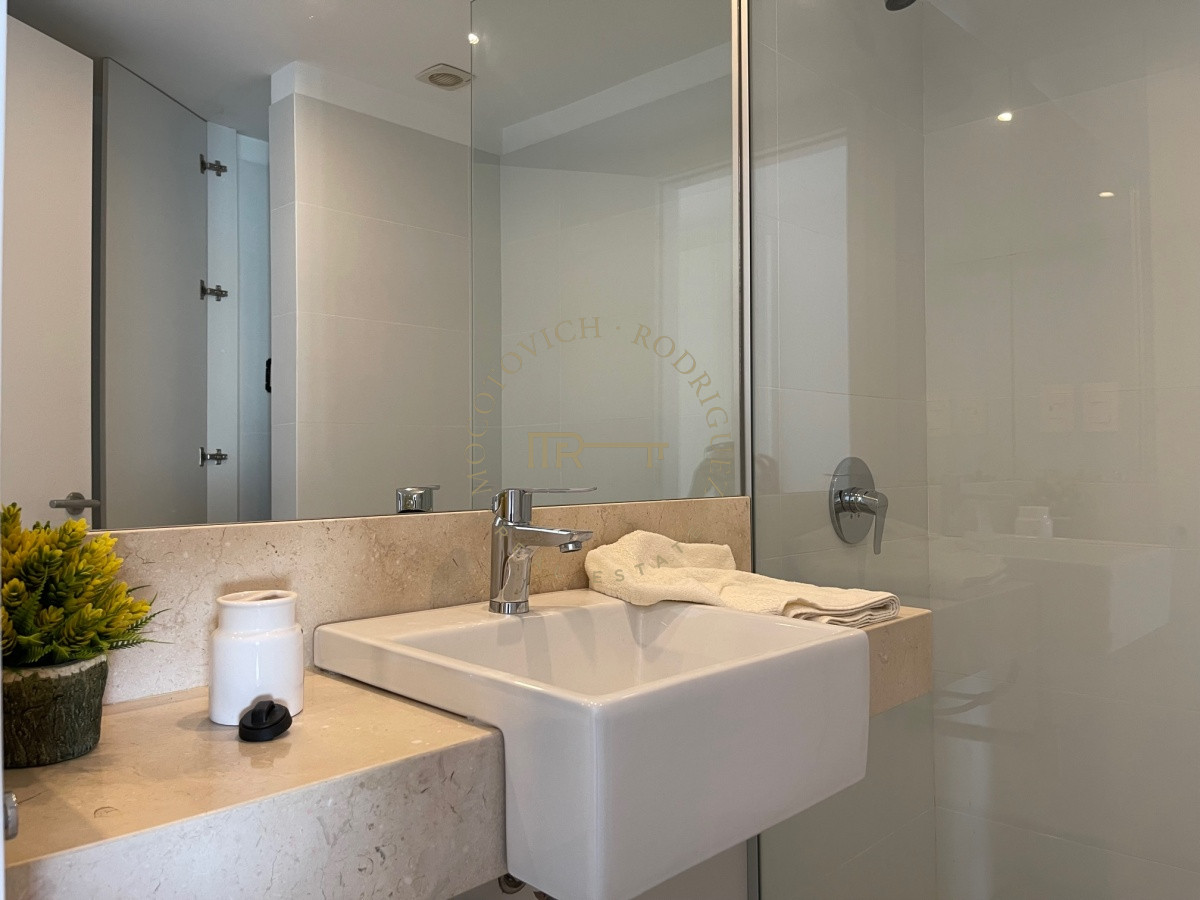 Apartamento ID.1611 - Apartamento, 2 dorm y dep, Penthouse, Playa Mansa, Alquiler Y venta