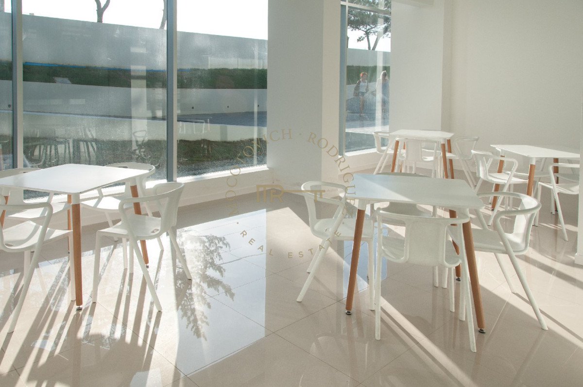 Apartamento ID.1611 - Apartamento, 2 dorm y dep, Penthouse, Playa Mansa, Alquiler Y venta