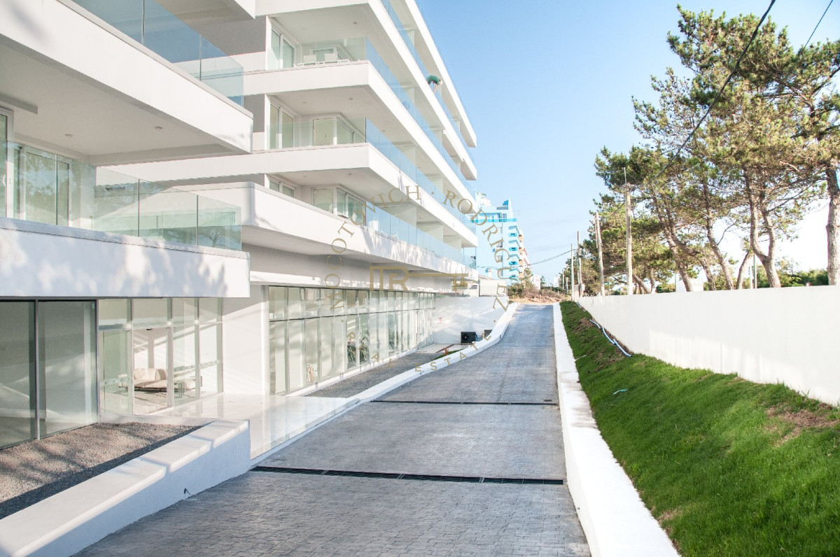 Apartamento ID.1611 - Apartamento, 2 dorm y dep, Penthouse, Playa Mansa, Alquiler Y venta