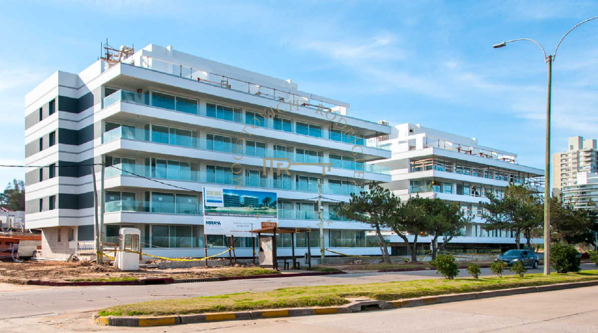 Apartamento ID.1611 - Apartamento, 2 dorm y dep, Penthouse, Playa Mansa, Alquiler Y venta