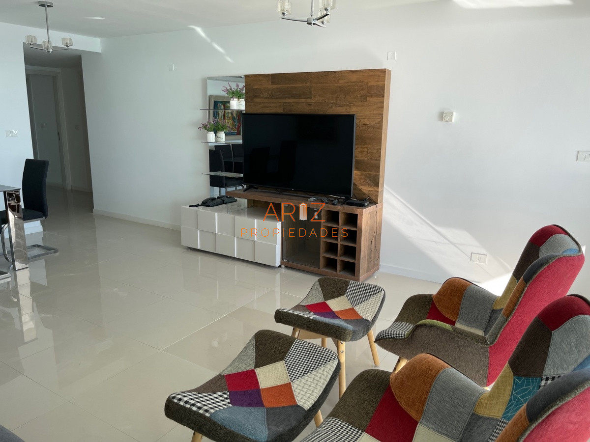 Apartamento ID.1284 - Apartamento, 2 dorm y dep, Penthouse, Playa Mansa, Alquiler Y venta