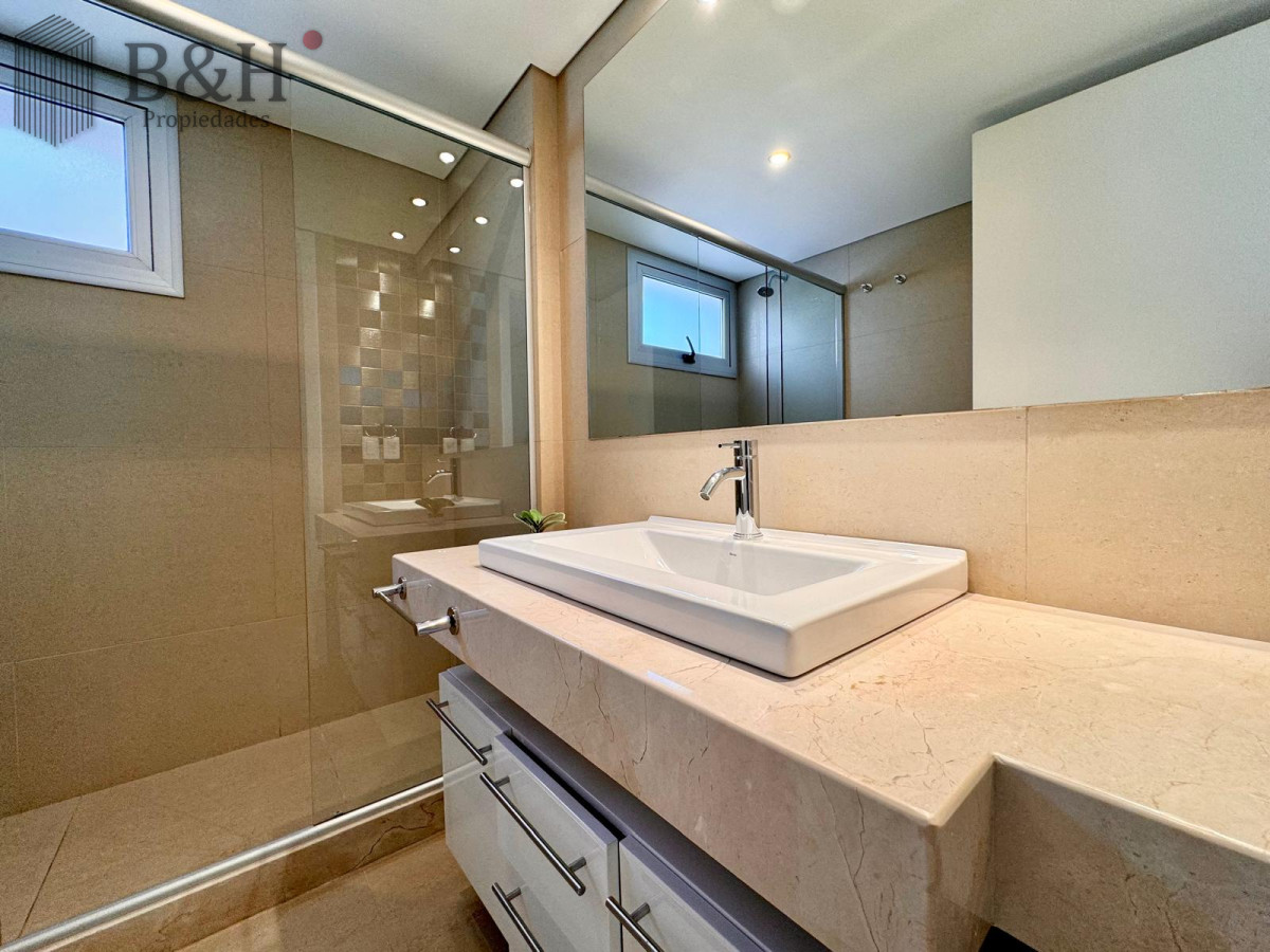 Apartamento ID.3016 - APARTAMENTO, 4 DORM + DEP. SERV, PUERTO, PUNTA DEL ESTE, VENTA Y ALQUILER
