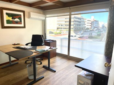 local, oficina, consultorio, etc, punta del este, península, venta  - btg1398l