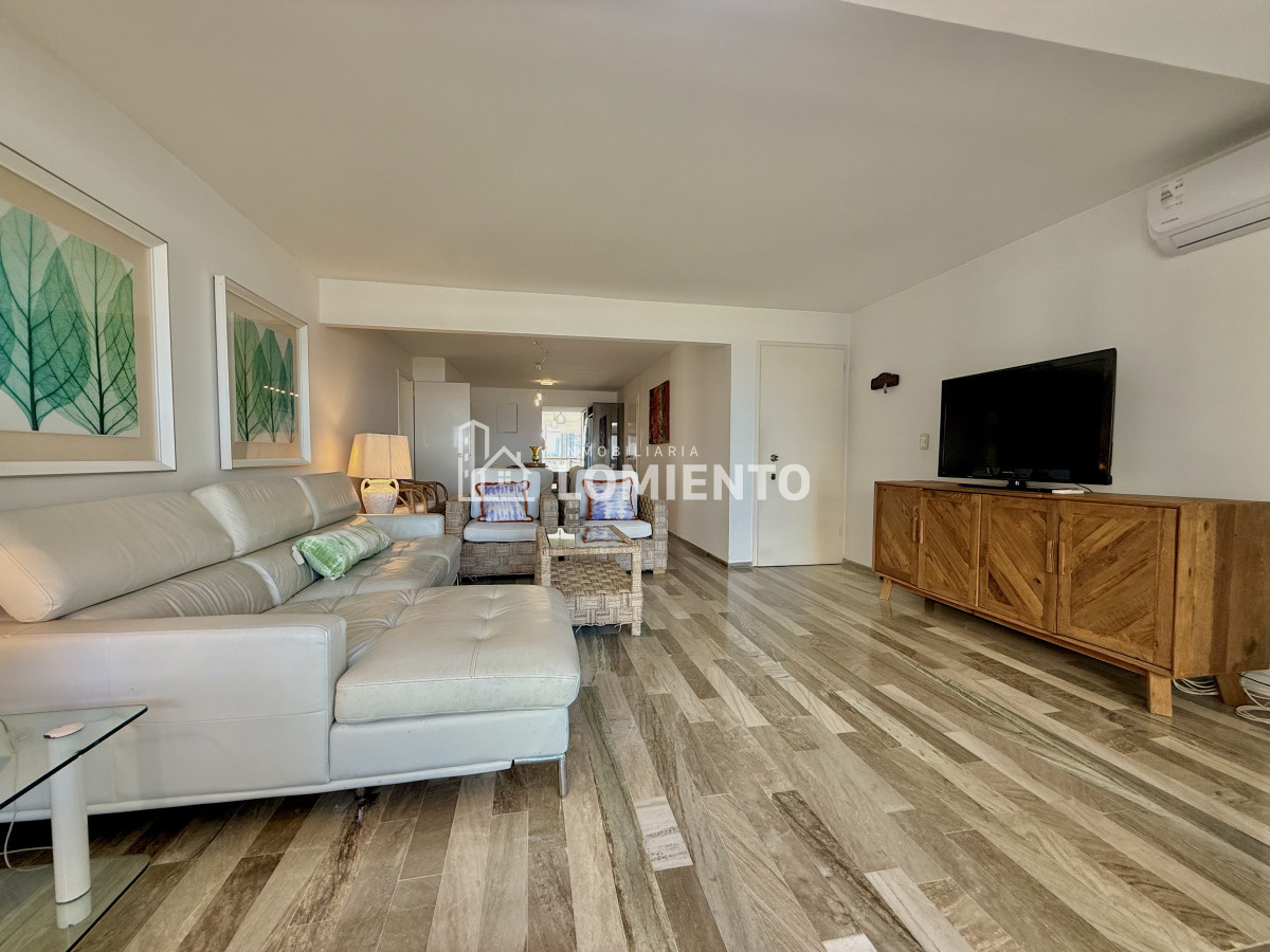 Apartamento ID.1650 - Oportunidad venta- alquiler anual apartamento 3 dormitorios y servicio Edificio Parquemar Center