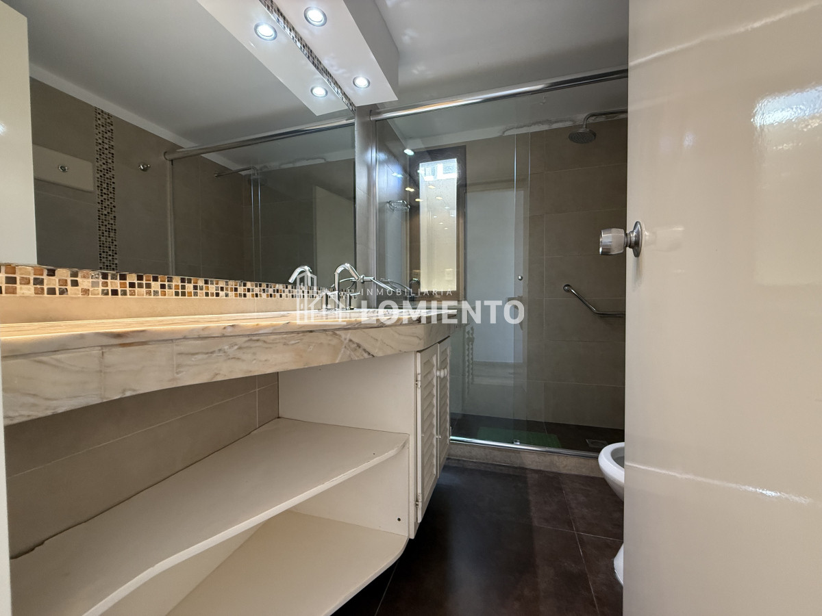 Apartamento ID.1650 - Oportunidad venta- alquiler anual apartamento 3 dormitorios y servicio Edificio Parquemar Center