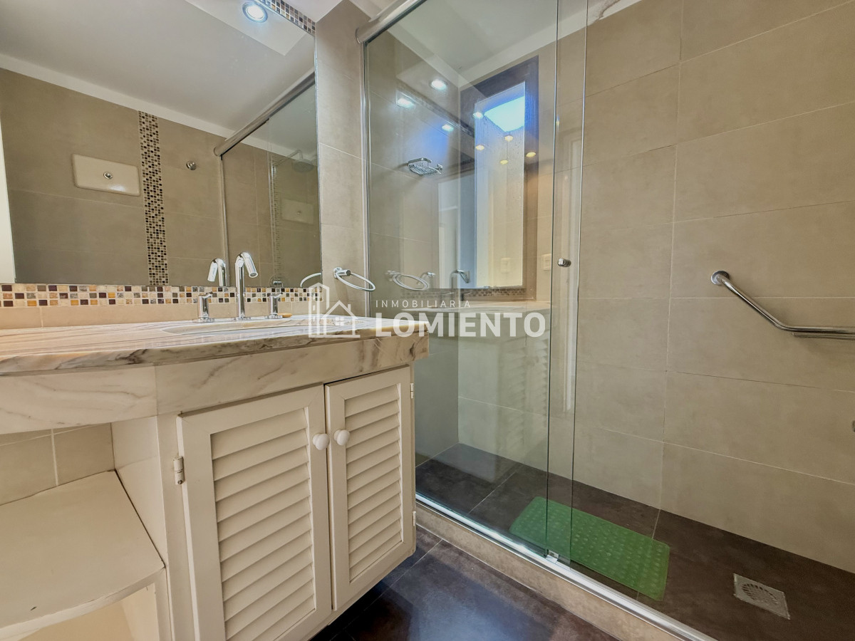 Apartamento ID.1650 - Oportunidad venta- alquiler anual apartamento 3 dormitorios y servicio Edificio Parquemar Center