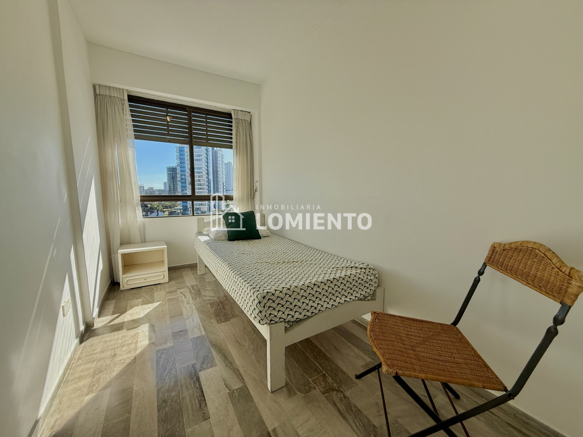 Apartamento ID.1650 - Oportunidad venta- alquiler anual apartamento 3 dormitorios y servicio Edificio Parquemar Center