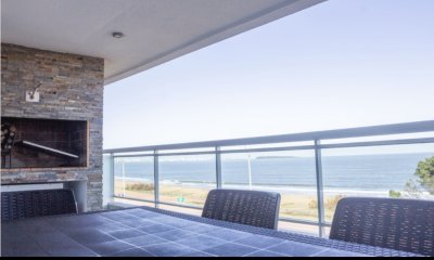 Venta apartamento 3 dormitorios Cruceros frente al mar con parrillero