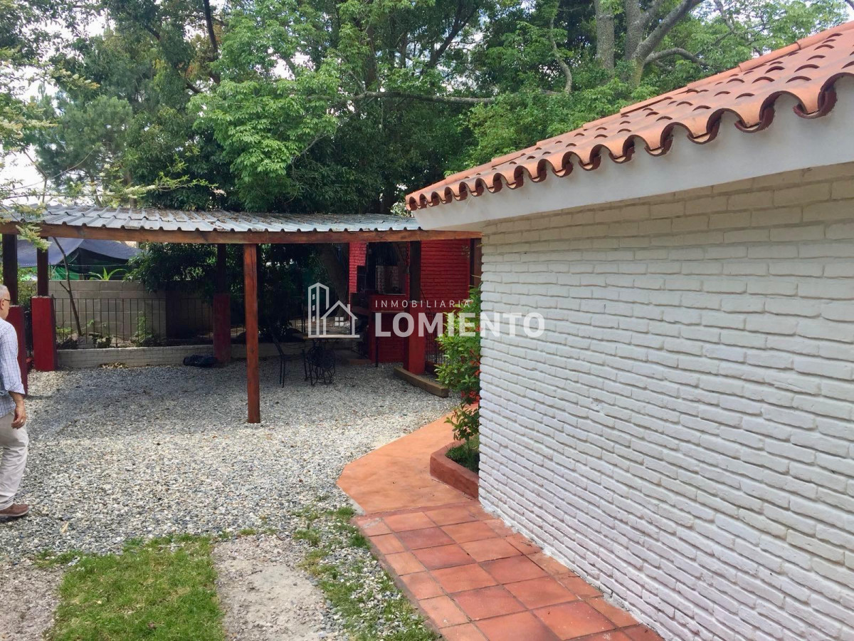 Casa ID.600 - Alquiler anual / venta casa 4 dormitorios y 3 baños, zona colegios 
