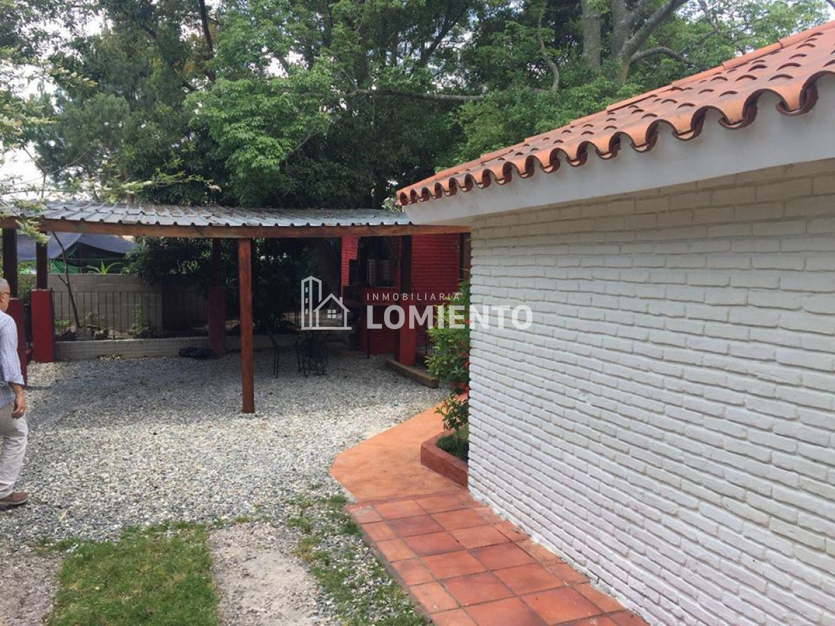 Casa ID.600 - Alquiler anual / venta casa 4 dormitorios y 3 baños, zona colegios 