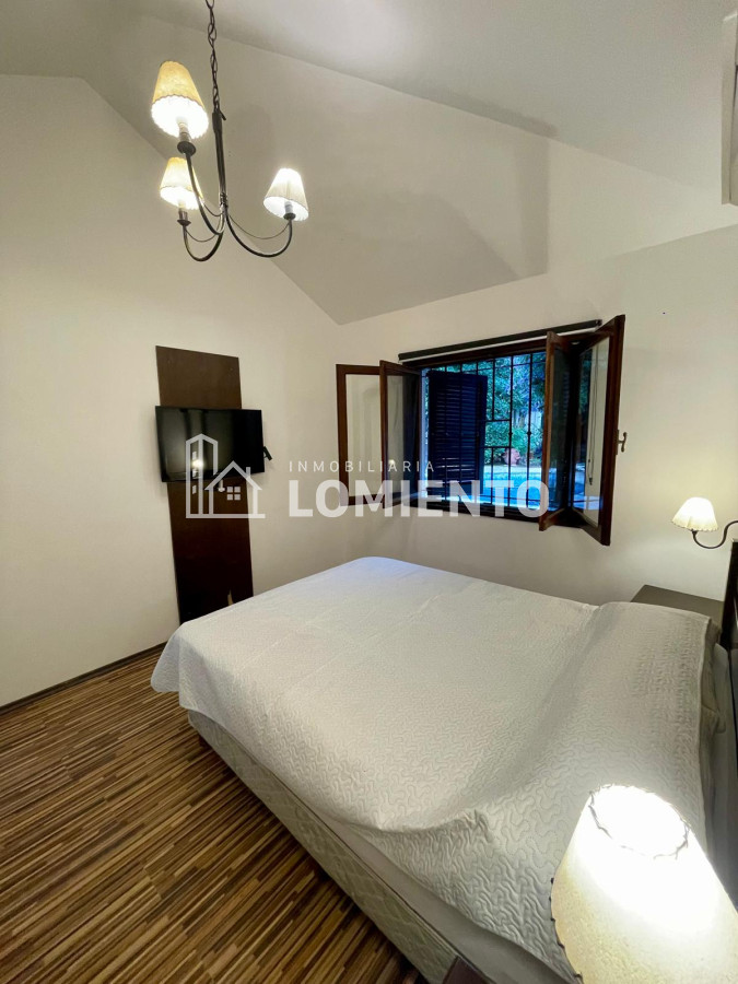 Casa ID.600 - Alquiler anual / venta casa 4 dormitorios y 3 baños, zona colegios 