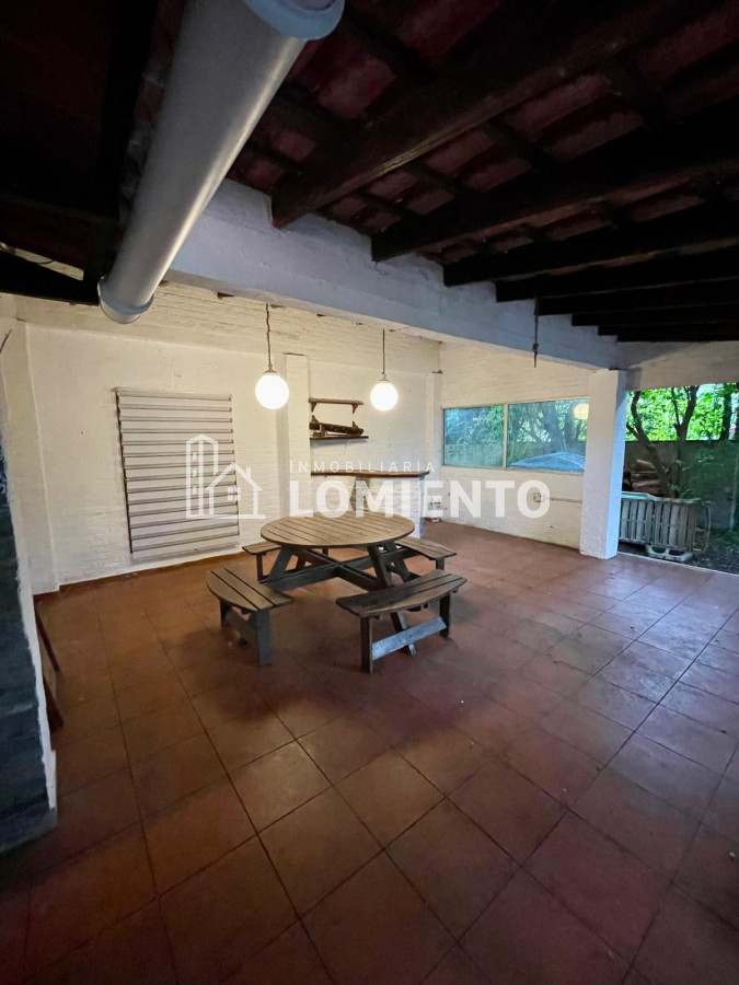 Casa ID.600 - Alquiler anual / venta casa 4 dormitorios y 3 baños, zona colegios 