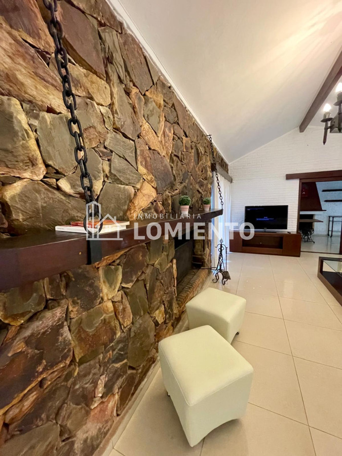 Casa ID.600 - Alquiler anual / venta casa 4 dormitorios y 3 baños, zona colegios 