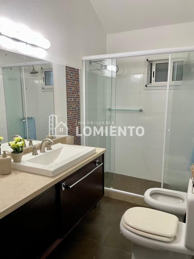 Casa ID.600 - Alquiler anual / venta casa 4 dormitorios y 3 baños, zona colegios 