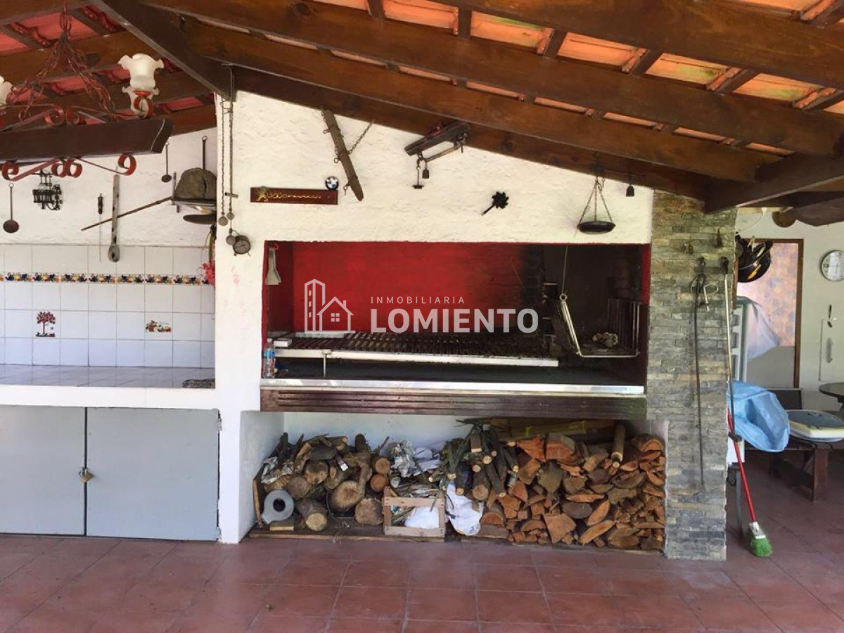 Casa ID.600 - Alquiler anual / venta casa 4 dormitorios y 3 baños, zona colegios 