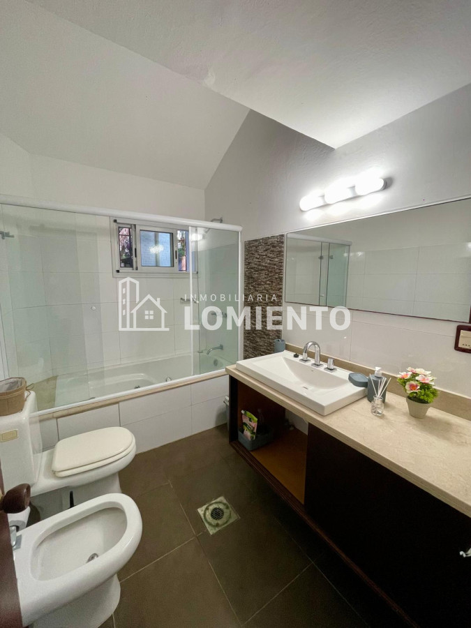 Casa ID.600 - Alquiler anual / venta casa 4 dormitorios y 3 baños, zona colegios 