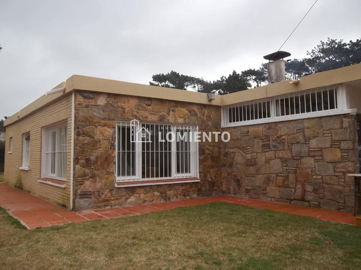 Casa ID.681 - Alquiler anual casa 3 dormitorios barrio cantegril 