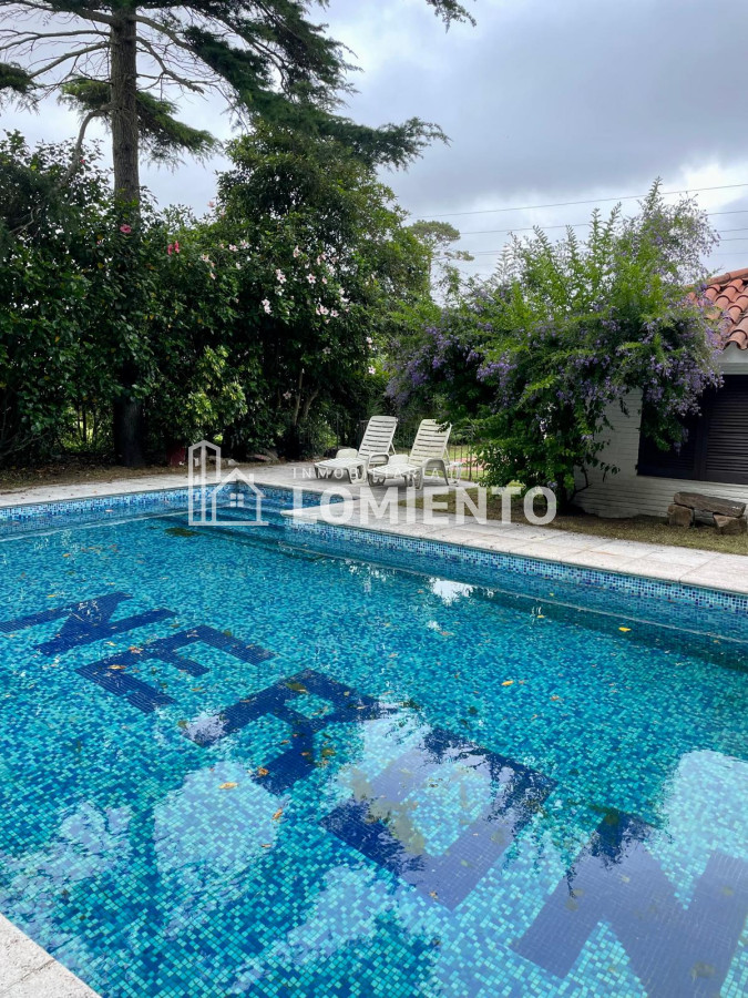 Casa ID.600 - Alquiler anual / venta casa 4 dormitorios y 3 baños, zona colegios 