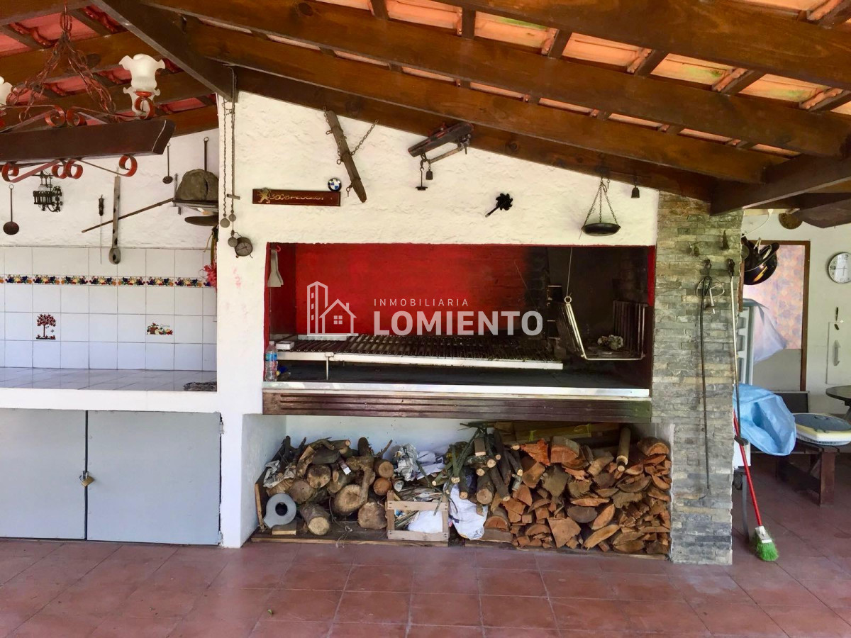 Casa ID.600 - Alquiler anual / venta casa 4 dormitorios y 3 baños, zona colegios 