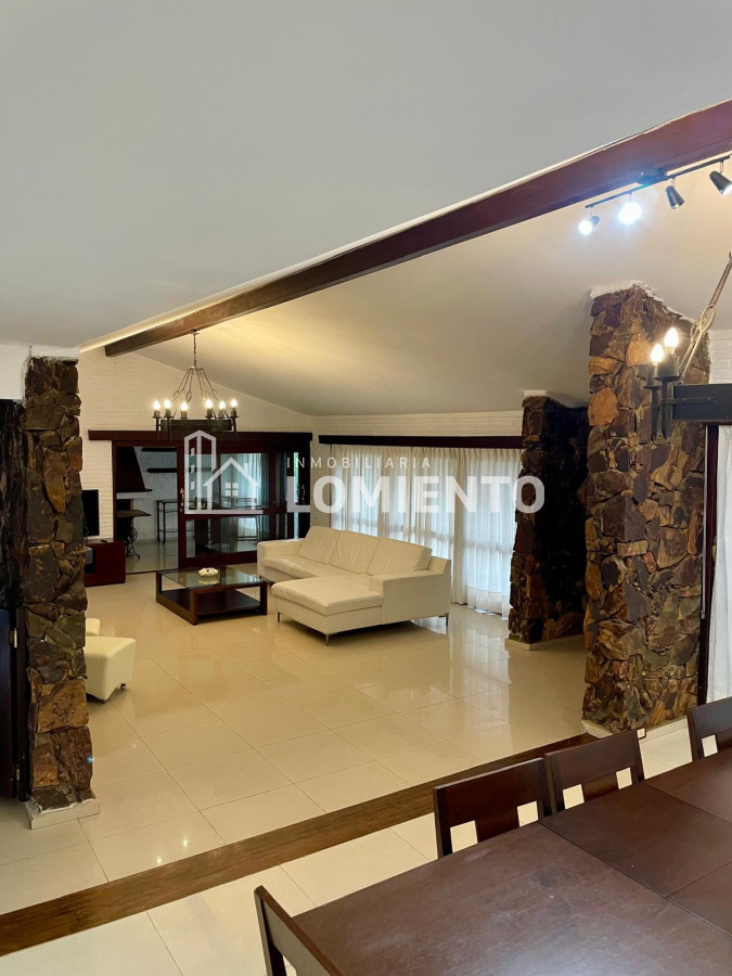 Casa ID.600 - Alquiler anual / venta casa 4 dormitorios y 3 baños, zona colegios 