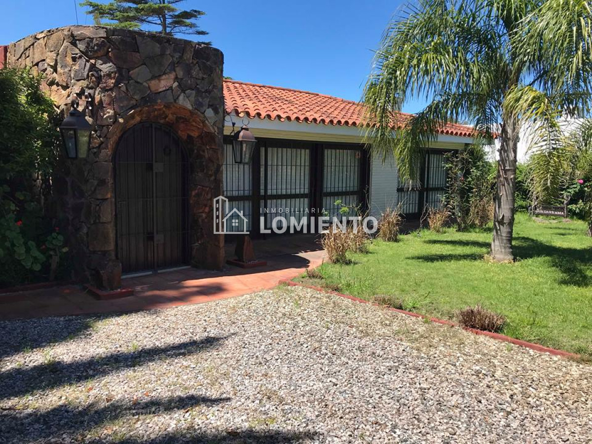 Casa ID.600 - Alquiler anual / venta casa 4 dormitorios y 3 baños, zona colegios 