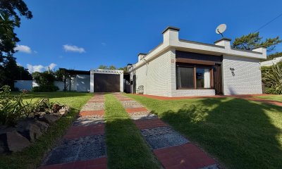 Venta casa 2 dormitorios + dependencia de servicio y parrillero