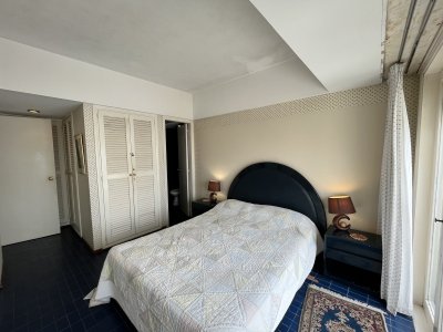 Edificio en la entrada de la peninsula - PLD849A