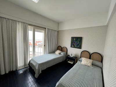 Edificio en la entrada de la peninsula - PLD849A