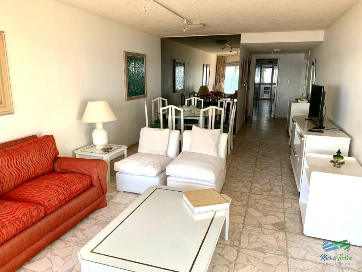 Apartamento ID.5130 - En venta apartamento 2 dormitorios, 2 baños, con servicios frente al mar, playa Mansa, Punta del Este