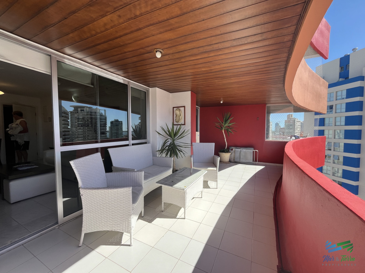 Apartamento ID.5033 - En venta apartamento 1 dormitorio y medio, 2 baños, con servicios y vista al mar Punta del Este