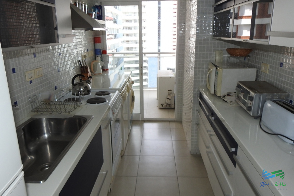 Apartamento ID.5784 - En venta apartamento 3 dormtirorios con parrillero propio, buenos servicios, playa Brava, Punta del Este