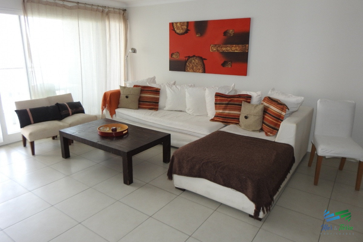 Apartamento ID.5784 - En venta apartamento 3 dormtirorios con parrillero propio, buenos servicios, playa Brava, Punta del Este