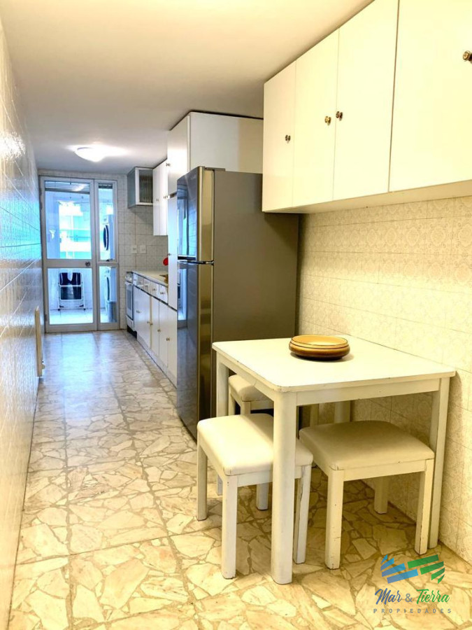 Apartamento ID.5130 - En venta apartamento 2 dormitorios, 2 baños, con servicios frente al mar, playa Mansa, Punta del Este