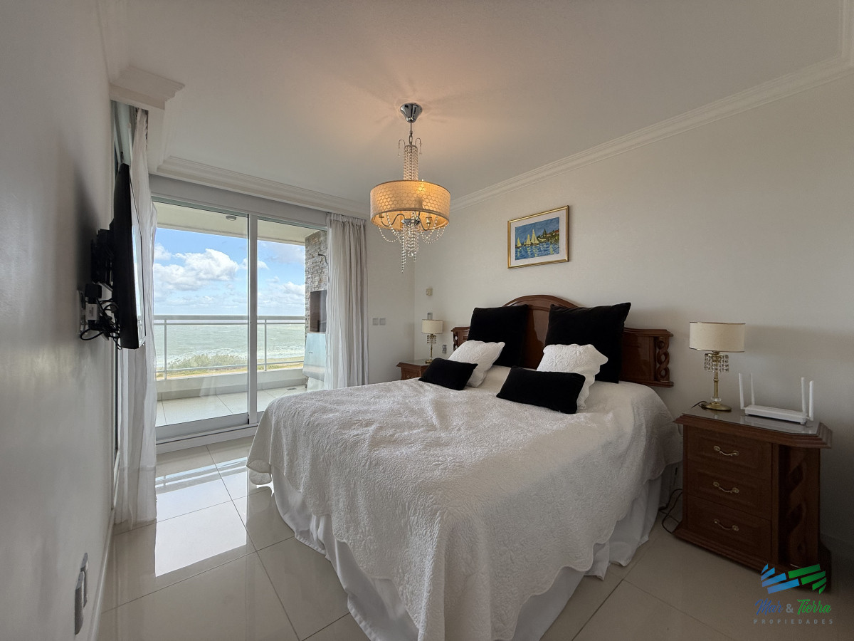 Apartamento ID.3234 - En venta, espectacular planta en primera línea sobre el mar!!!