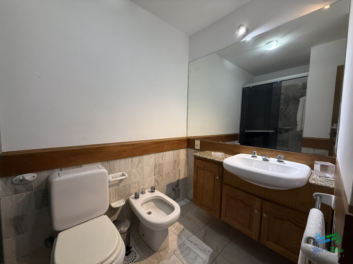 Apartamento ID.5396 - En venta apartamento 2 dormitorios con cochera, edificio con servicios en brava, Punta del Este