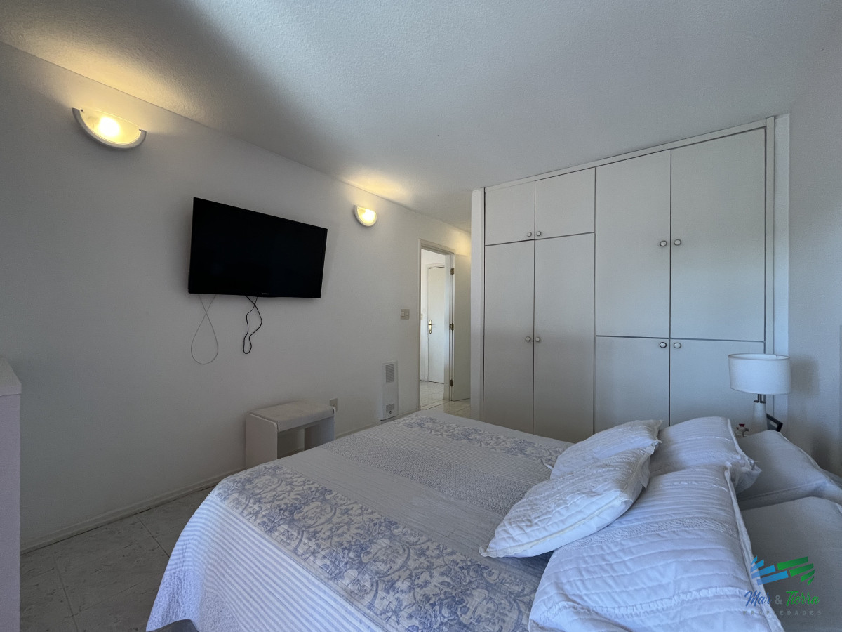 Apartamento ID.5033 - En venta apartamento 1 dormitorio y medio, 2 baños, con servicios y vista al mar Punta del Este