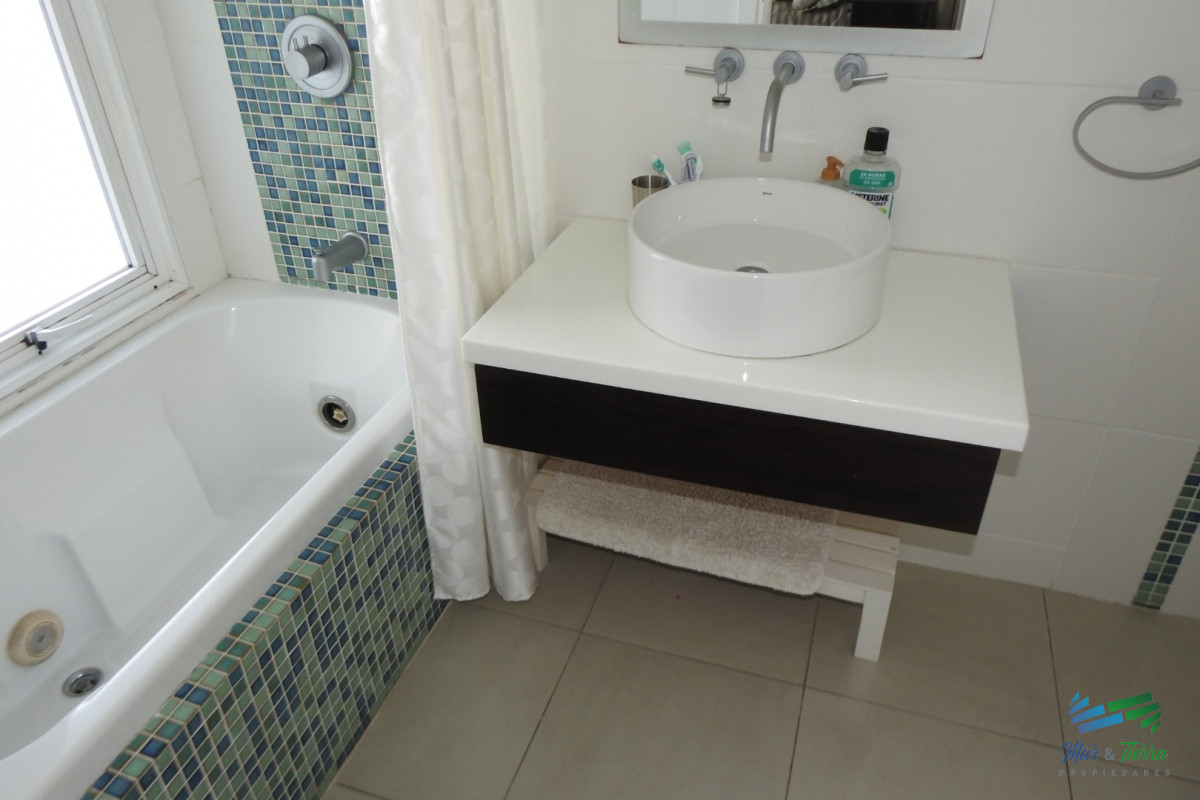 Apartamento ID.5784 - En venta apartamento 3 dormtirorios con parrillero propio, buenos servicios, playa Brava, Punta del Este