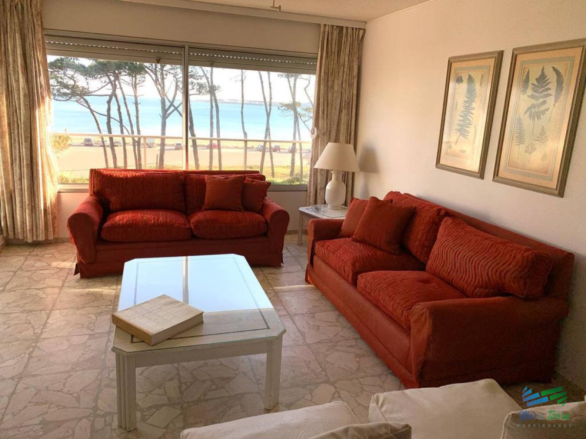 Apartamento ID.5130 - En venta apartamento 2 dormitorios, 2 baños, con servicios frente al mar, playa Mansa, Punta del Este