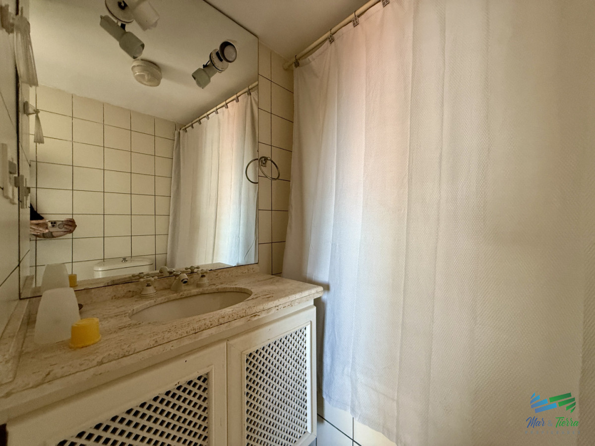 Apartamento ID.5430 - En venta apartamento 3 dormitorios en playa mansa, cerca Peninsula, Punta del Este.