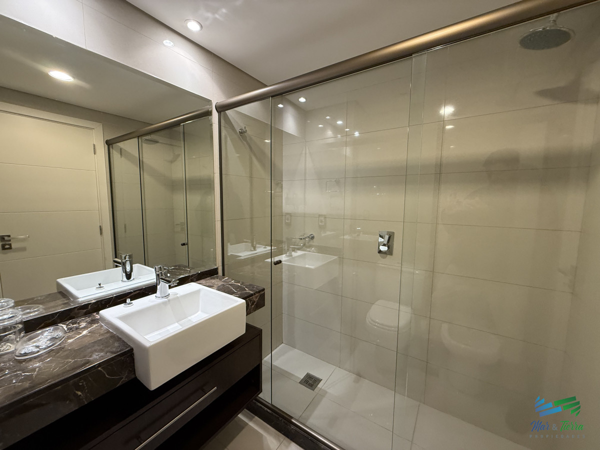 Apartamento ID.3234 - En venta, espectacular planta en primera línea sobre el mar!!!