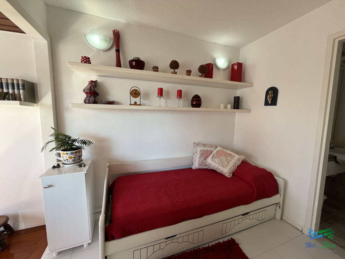 Apartamento ID.5033 - En venta apartamento 1 dormitorio y medio, 2 baños, con servicios y vista al mar Punta del Este