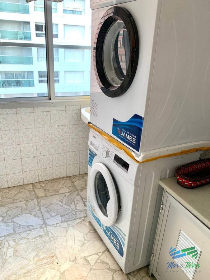 Apartamento ID.5130 - En venta apartamento 2 dormitorios, 2 baños, con servicios frente al mar, playa Mansa, Punta del Este