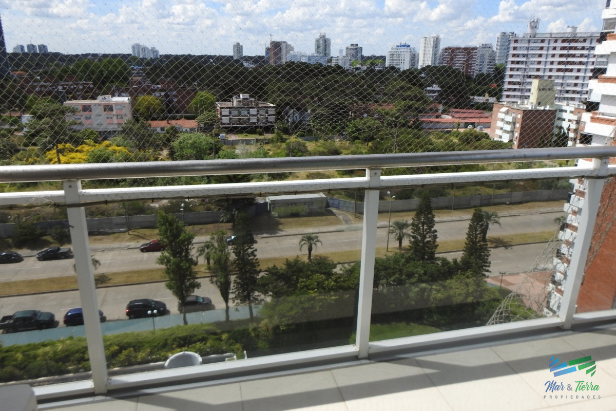 Apartamento ID.5784 - En venta apartamento 3 dormtirorios con parrillero propio, buenos servicios, playa Brava, Punta del Este