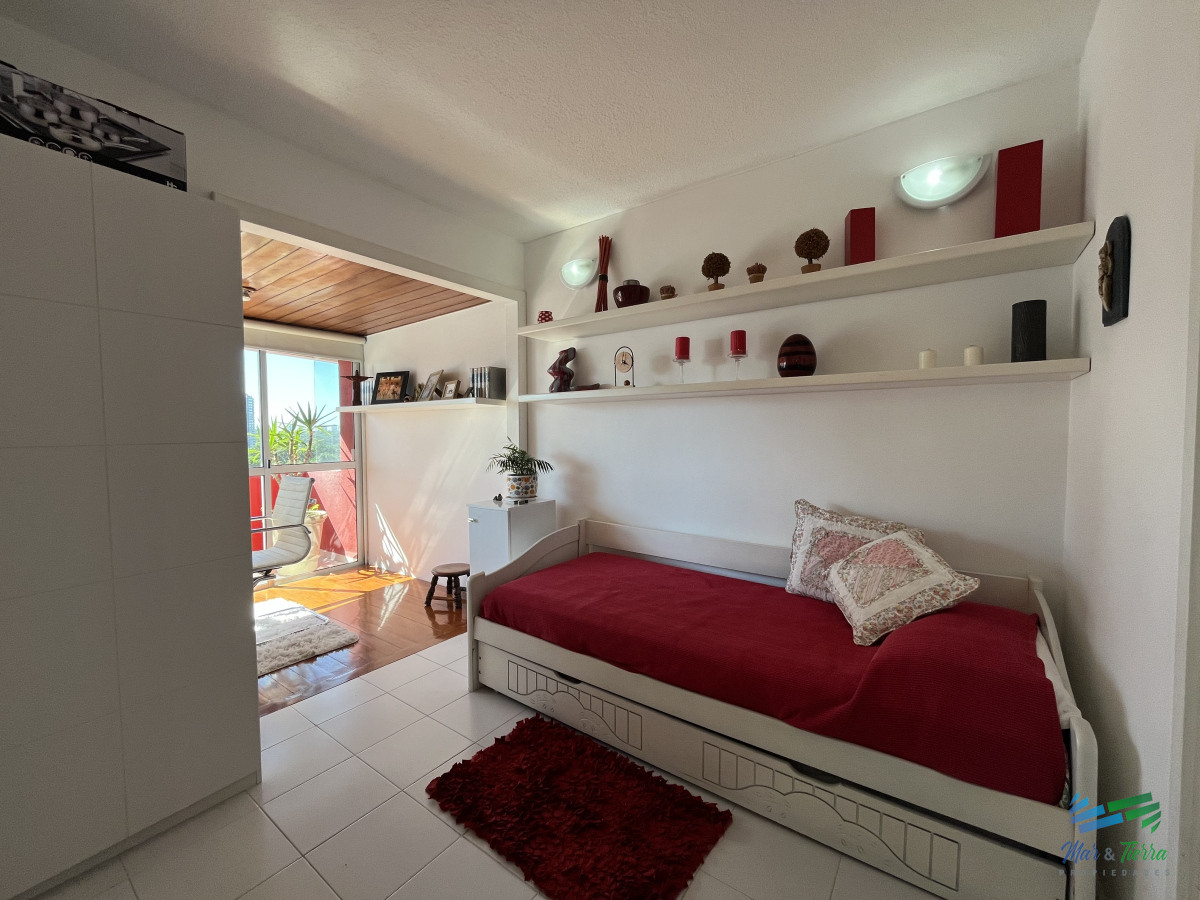 Apartamento ID.5033 - En venta apartamento 1 dormitorio y medio, 2 baños, con servicios y vista al mar Punta del Este