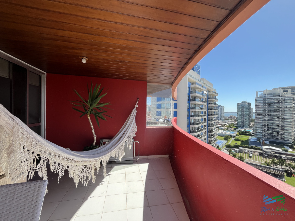 Apartamento ID.5033 - En venta apartamento 1 dormitorio y medio, 2 baños, con servicios y vista al mar Punta del Este
