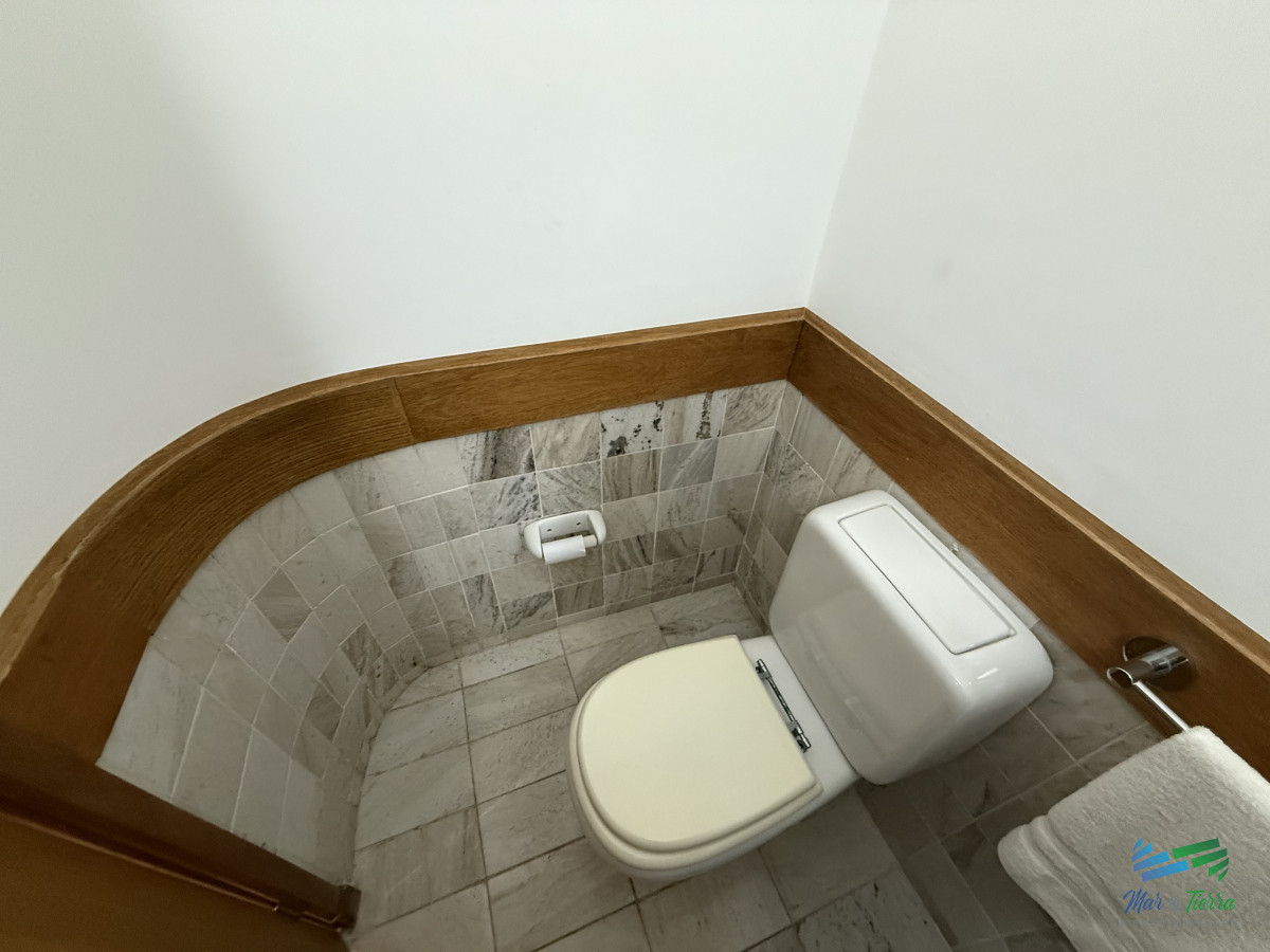 Apartamento ID.5396 - En venta apartamento 2 dormitorios con cochera, edificio con servicios en brava, Punta del Este