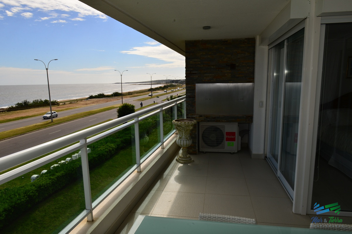 Apartamento ID.3234 - En venta, espectacular planta en primera línea sobre el mar!!!